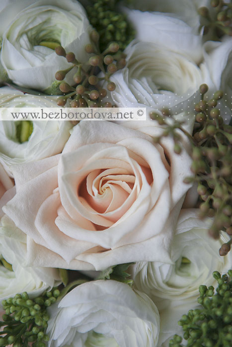 Свадебный букет из белых ранункулюсов и кремовых роз