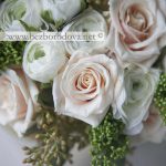 Свадебный букет из белых ранункулюсов и кремовых роз