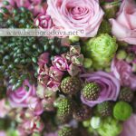 Розовый свадебный букет из роз с зелеными ягодами ежевики и подушечка для колец