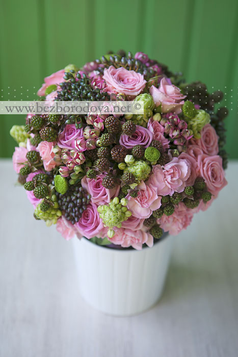 Розовый свадебный букет из роз с зелеными ягодами ежевики  и подушечка для колец