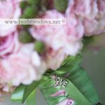 Розовый свадебный букет из роз с зелеными ягодами ежевики и подушечка для колец