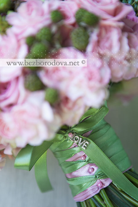 Розовый свадебный букет из роз с зелеными ягодами ежевики  и подушечка для колец