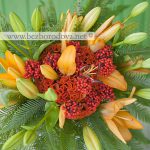 Подарочный букет «цветок папоротника» из лилий и ягод