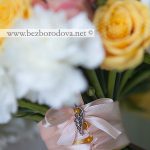 Подарочный букет из белой гвоздики, альстромерии и желтых роз с ягодами ежевики