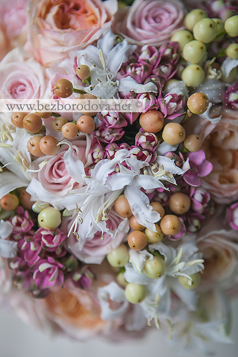Розовый свадебный букет из пионовидных роз с ягодами