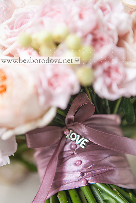 Розовый свадебный букет из пионовидных роз с ягодами