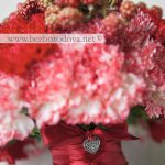 Красный свадебный букет с ягодами гиперикума и ежевики
