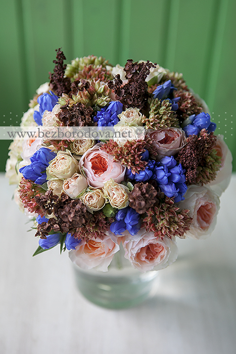 Синий свадебный букет с персиковой пионовидной розой и коричневым физокарпусом 