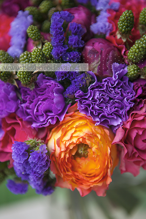 Яркий свадебный букет с малиновыми пионами, оранжевой пионовидной розой, сиреневой гвоздикой и ягодами ежевики
