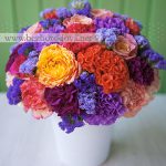 Яркий свадебный букет с малиновыми пионами, оранжевой пионовидной розой, сиреневой гвоздикой и ягодами ежевики