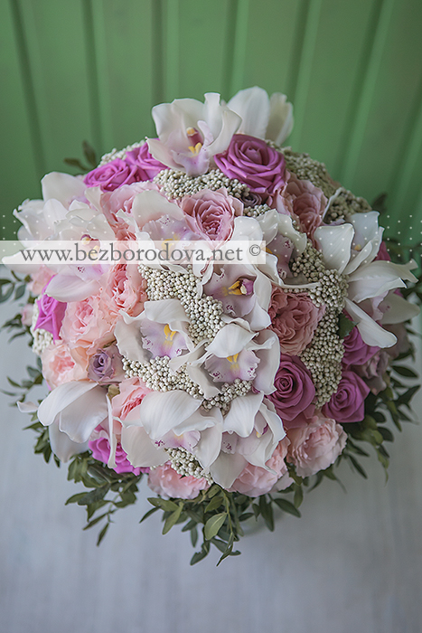 Букет в подарок из белых орхидей и розовых пионовидных роз