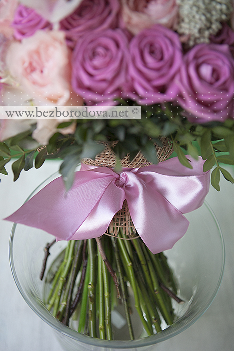 Букет в подарок из белых орхидей и розовых пионовидных роз