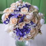 Свадебный букет с ракушками и синими агапантусами для свадьбы в морском стиле