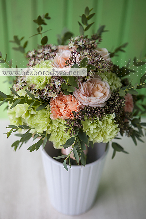 Свадебный букет из фисташковой гвоздики с персиковыми пионовидными розами, коричневым седумом и зеленью эвкалипта
