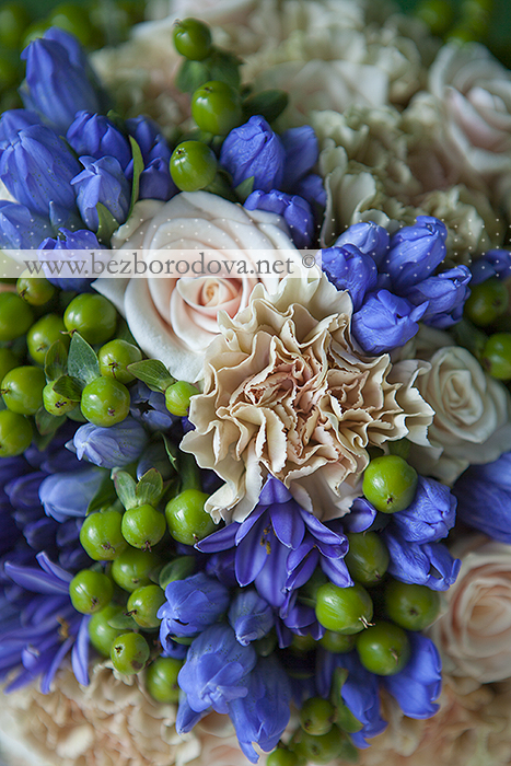 Свадебный букет из гвоздики и кремовых роз с зелеными ягодами и синим агапантусом