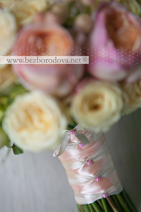 Свадебный букет из персиковых пионовидных роз с ягодами и кустовой розой цвета шампань