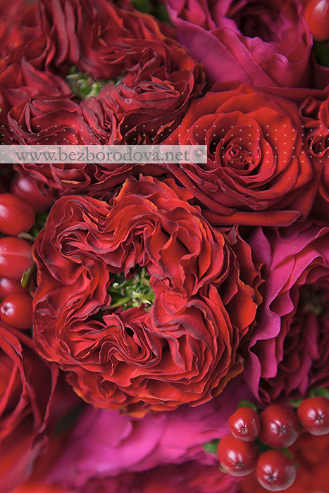 Свадебный букет из красных роз с перцем, ягодами и розами Дэвид Остин