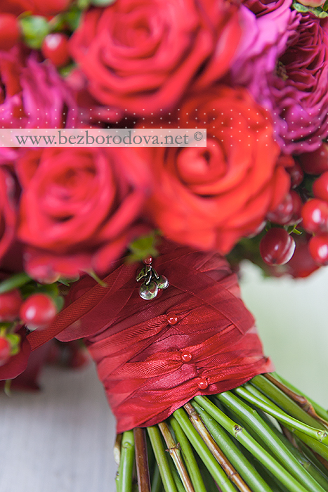 Свадебный букет из красных роз с перцем, ягодами и розами Дэвид Остин
