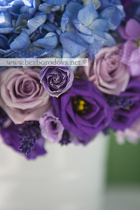 Голубой свадебный букет из гортензии с фиолетовой эустомой и сиреневыми розами