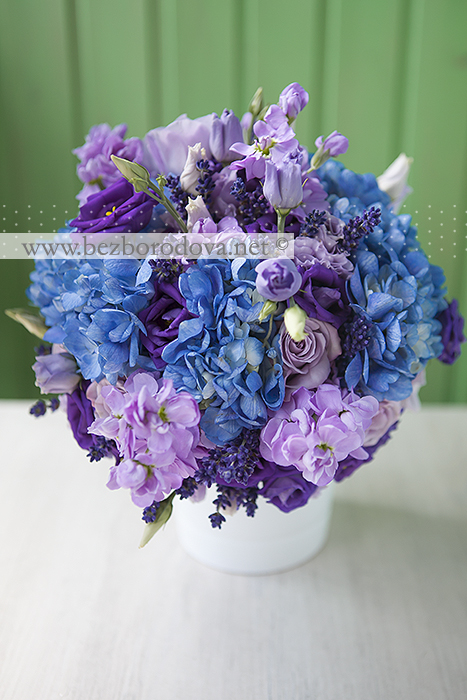 Голубой свадебный букет из гортензии с фиолетовой эустомой и сиреневыми розами