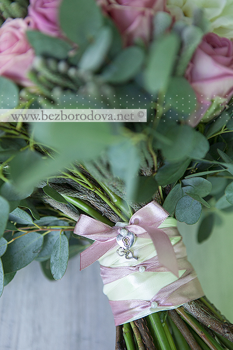 Свадебный букет из розовых роз, с белыми георгинами и серой брунией
