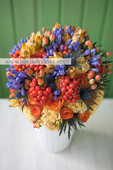 Осенний свадебный букет с рябиной и синим агапантусом