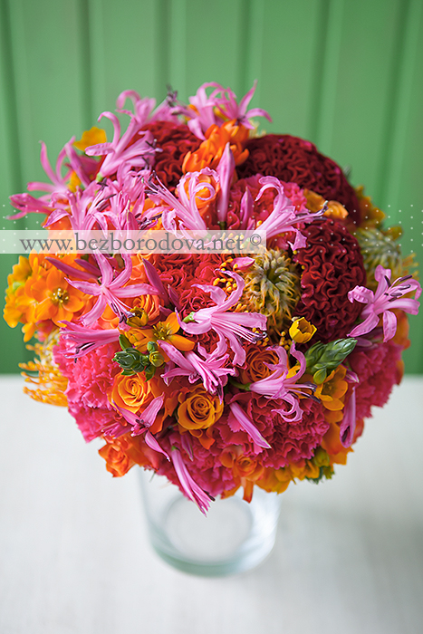 Малиновый осенний букет невесты с оранжевым орнитогалумом
