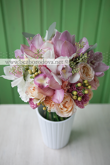 Свадебный букет из белых и розовых орхидей с персиковыми пионовидными розами, ягодами и эвкалиптом