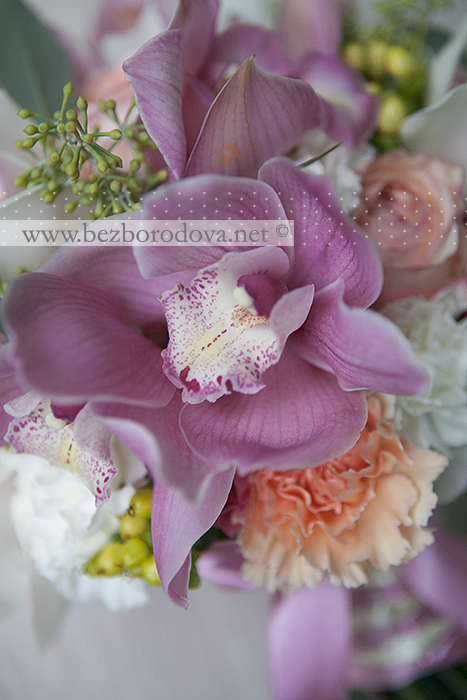 Свадебный букет из белых и розовых орхидей с персиковыми пионовидными розами, ягодами и эвкалиптом