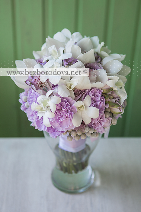Сиреневый свадебный букет с белыми орхидеями и серой брунией