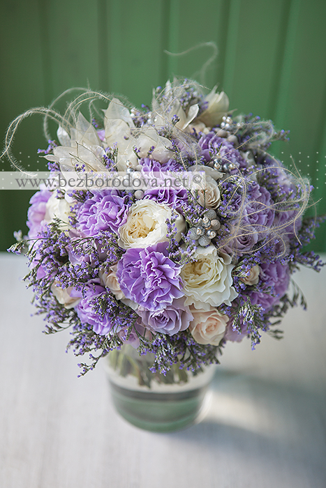 Сиреневый букет невесты с кремовыми пионовидными розами, серой брунией и лунарией