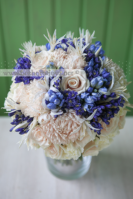 Кремовый свадебный букет из астры с синими агапантусами