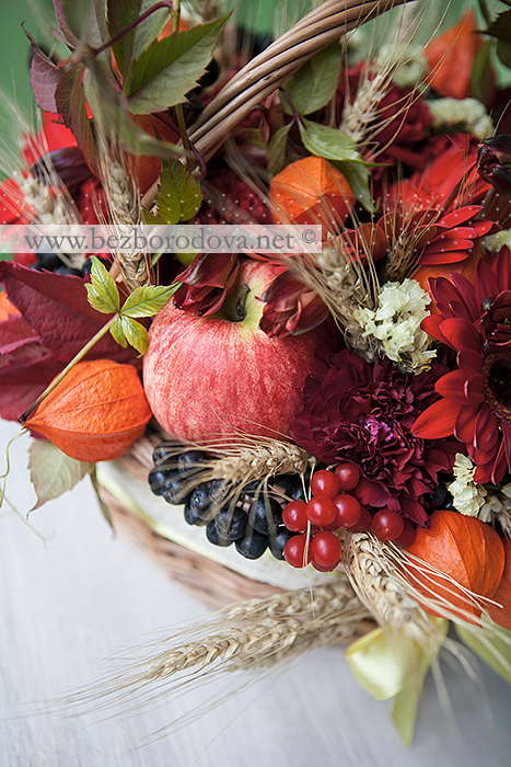 Подарочная цветочная корзина в русском стиле  с яблоками и колосьями