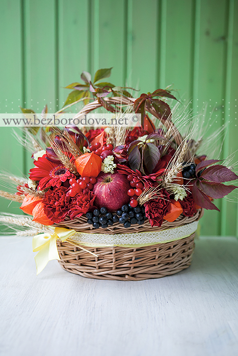 Подарочная цветочная корзина в русском стиле  с яблоками и колосьями