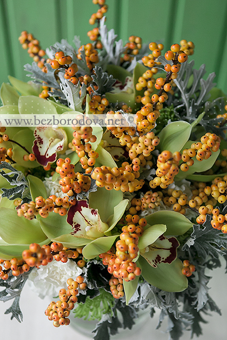 Букет из зеленых орхидей цимбидиум с оранжевыми ягодами и серой зеленью