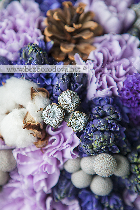 Зимний букет невесты из сиреневых гвоздик и синих гиацинтов с шишками и хлопком