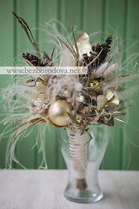 Зимний свадебный букет из новогодних шаров и сухоцветов