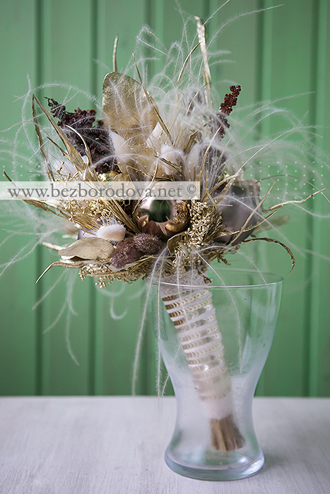 Зимний свадебный букет из новогодних шаров и сухоцветов