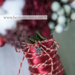 Зимний букет невесты с хлопком, миндалем, красными и синими ягодами, брунией