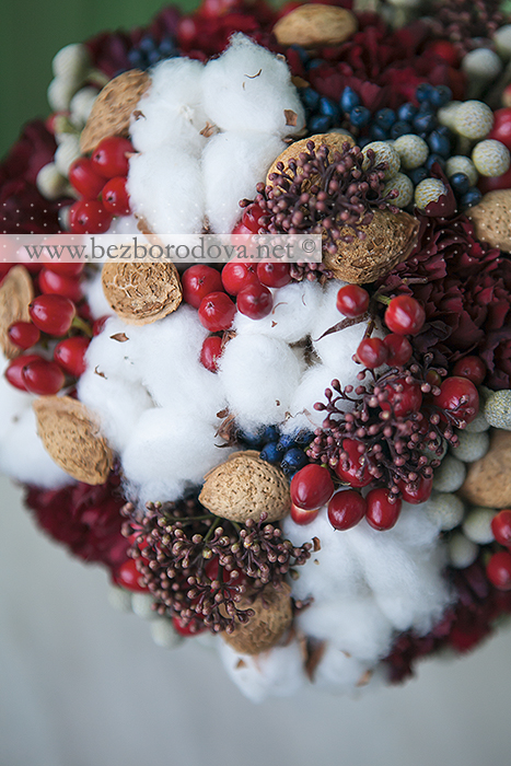 Зимний букет невесты с хлопком, миндалем, красными и синими ягодами, брунией