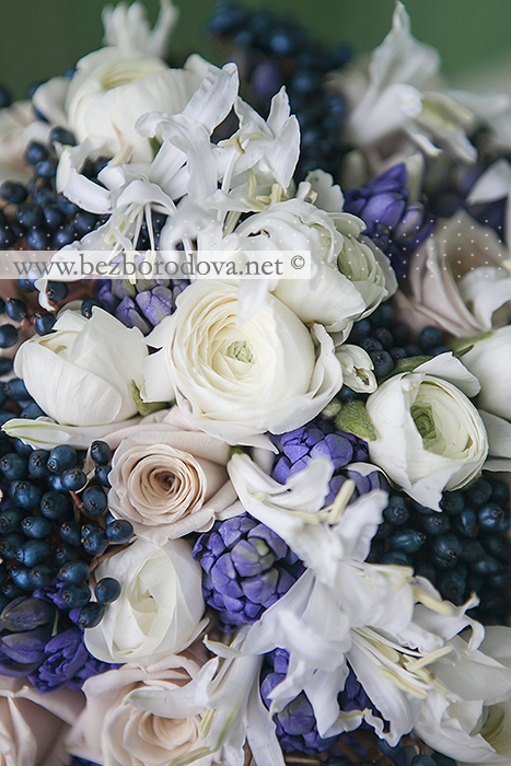 Свадебный букет из белых ранункулюсов, синих гиацинтов и кремовых роз с ягодами