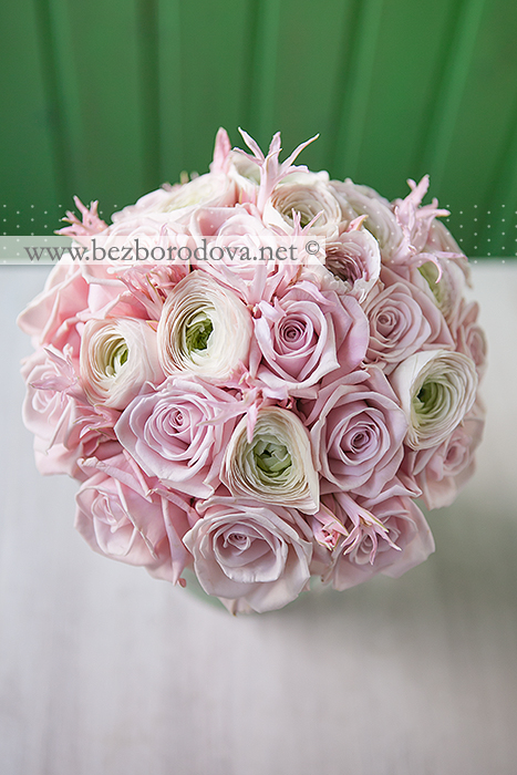 Розовый свадебный букет из ранункулюсов и роз