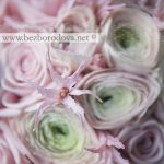 Розовый свадебный букет из ранункулюсов и роз