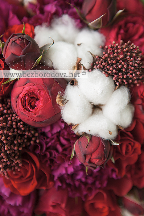 Красный свадебный букет из пионовидных роз с хлопком и малиновой гвоздикой
