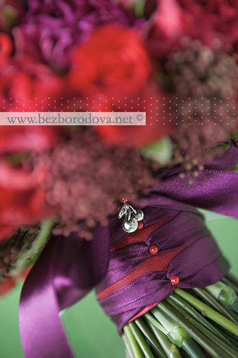 Красный свадебный букет из пионовидных роз с хлопком и малиновой гвоздикой