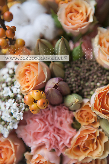 Персиковый букет из кустовых роз  с коричневыми тюльпанами, хлопком и ягодами