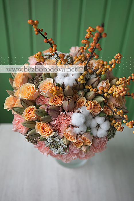 Персиковый букет из кустовых роз  с коричневыми тюльпанами, хлопком и ягодами