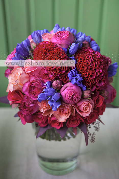 Малиновый свадебный букет из пионовидных роз с целозией и синей гентианой