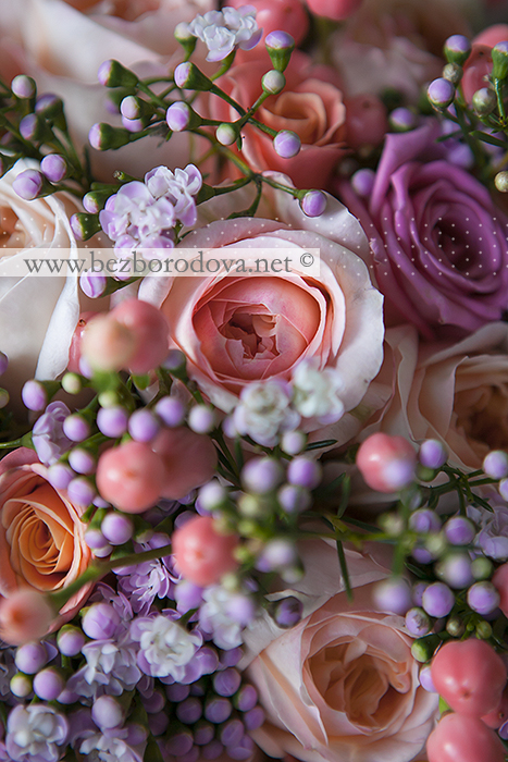 Персиковый свадебный букет из пионовидных роз с ягодами и сиреневым хамелациумом