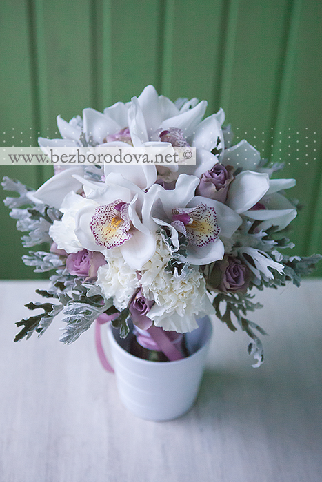 Белый свадебный букет из орхидей с сиреневыми розами и серой зеленью